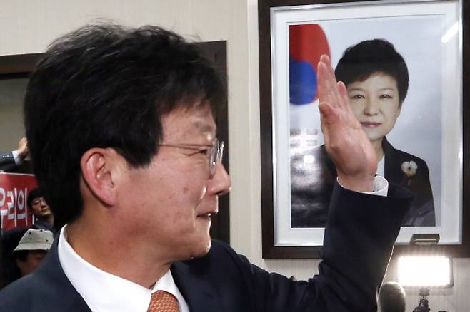 2016년 3월23일 새누리당 유승민 의원이 대구 용계동 자신의 선거사무소에서 새누리당 탈당 및 무소속 출마를 선언하기 위해 도착하며 지지자들을 향해 손을 들어 인사하고 있다. 사진 공동취재단