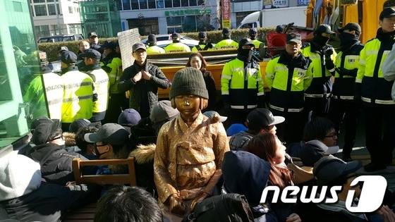28일 오전 부산지역 학생들이 부산 동구 일본영사관 앞에 설치된 '평화의 소녀상' 철거를 막기위해 소녀상을 둘러싸고 있다. 2016.12.28/뉴스1 © News1 조아현 기자