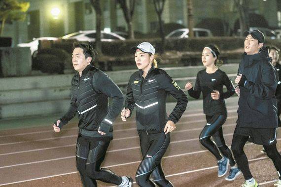 나이키+런클럽 회원들이 러닝 훈련을 하고 있다.