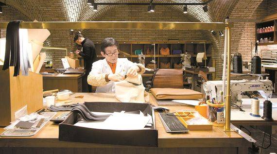 지하 2층에 위치한 가죽공방 ‘레더 스파’에선 장인들의 작업 과정을 지켜볼 수 있다.