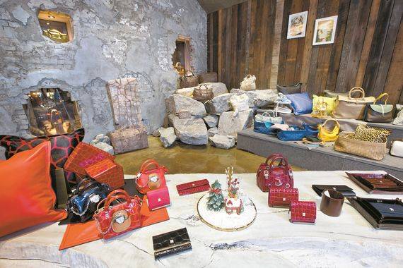 2층 매장 중 한 켠에선 건물 한쪽이 무너진 듯 커다란 돌무더기를 거칠게 쌓고 그 위에 가방들을 전시했다.