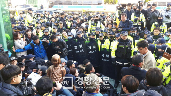 28일 부산 일본영사관 앞에서 소녀상을 설치한 시민단체 회원들과 경찰이 대치하고 있다./권기정기자