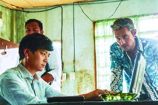 영화 ‘마스터’에서 사기꾼 진현필(오른쪽)이 형사 김재명의 정체를 알아채고 매섭게 노려보는 장면. 각 캐릭터를 연기한 이병헌과 강동원은 “관객들에게 통쾌한 카타르시스를 드리고 싶다”고 입을 모았다. CJ엔터테인먼트 제공