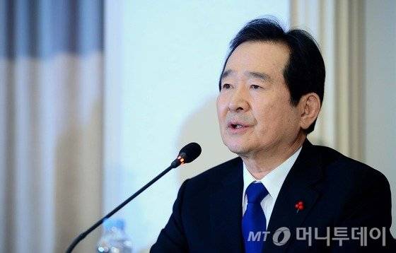 정세균 국회의장이 28일 낮 서울 중구 태평로 한국프레스센터에서 열린 국회의장 초청 관훈클럽 오찬 토론회에서 모두발언을 하고 있다. 2016.12.28/뉴스1  <저작권자 &copy; 뉴스1코리아, 무단전재 및 재배포 금지>