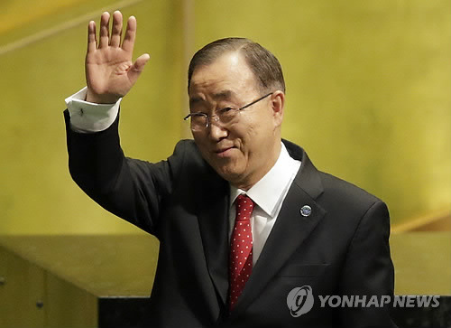 (유엔본부 AP=연합뉴스) 반기문 유엔 사무총장이 지난 12일(현지시간) 후임자인 안토니오 구테헤스의 취임 선서식에서 연설한 뒤 손을 흔들고 있다.quintet@yna.co.kr