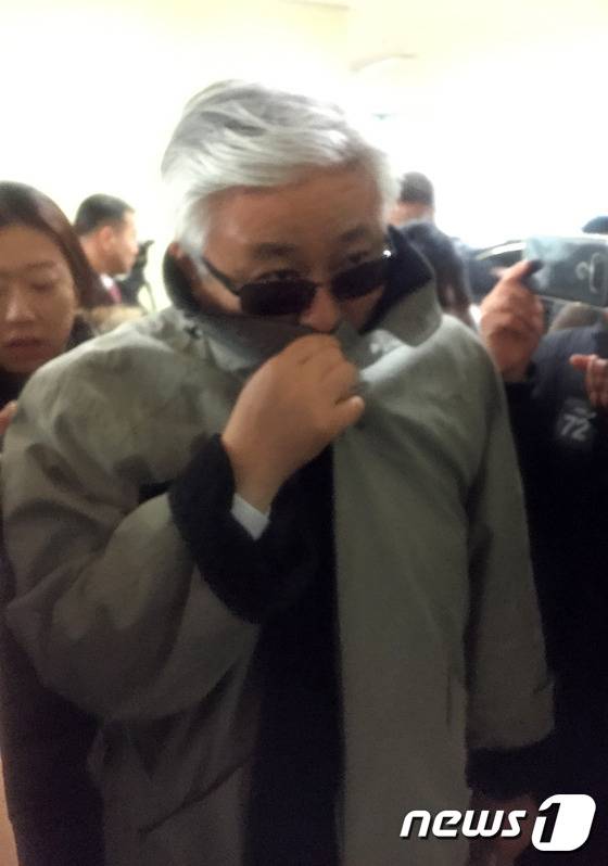 최순실의 이복오빠 최재석씨가 최순실 특혜 의혹과 관련, 재산자료를 제출하기 위해 29일 오후 서울 강남구 대치동 박영수 특별검사팀 사무실로 들어서고 있다. 2016.12.29/뉴스1 © News1 구윤성 기자