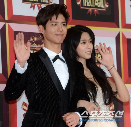 2016 KBS 가요대축제가 29일 서울 여의도 KBS홀에서 열렸다. 박보검과 설현이 포즈를 취하고 있다. 2016 KBS 가요대축제는 박보검-설현이 진행하며 전인권 밴드, 엄정화, 신화, 황치열, 태연, 다비치, 샤이니, 씨엔블루, 인피니트, 정은지, B.A.P, EXID, 비투비, 엑소, 빅스, AOA, 방탄소년단, 갓세븐, 마마무, 레드벨벳, 한동근, 여자친구, 몬스타엑스, 세븐틴, 트와이스, I.O.I, 오마이걸, 라붐, 업텐션, 우주소녀, 아스트로, NCT 드림이 출연을 확정했다. 허상욱 기자 wook@sportschosun.com/2016.12.29/