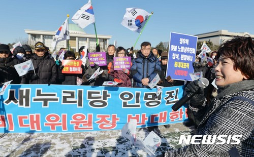 【서울=뉴시스】신태현 기자 = 주옥순 엄마부대 대표가 29일 오전 서울 여의도 국회 앞에서 열린 인명진 새누리당 비대위원장의 임명 철회를 촉구하는 기자회견에서 발언하고 있다. 2016.12.29.   holjjak@newsis.com