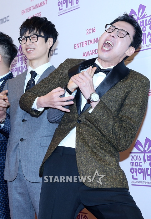 [★포토]이윤석, '하현우 손 잡고 기타 삼매경'