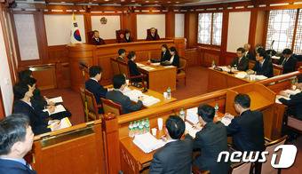 박근혜 대통령 탄핵심판 사건 수명재판관 이진성, 이정미, 강일원 헌법재판관(왼쪽부터)이 30일 오후 서울 종로구 헌법재판소 소심판정에서 열린 3회 준비절차기일에서 청구인과 피청구인의 출석여부를 확인하고 있다.. 2016.12.30/뉴스1 © News1 사진공동취재단