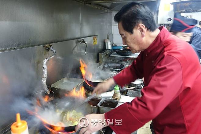 웍을 돌려 팔보채를 볶는 곡금초 사부. 새해면 한국나이로 예순여섯이 되는 그는 직접 요리를 하는 중화요리 사부들 중 최고참이다.