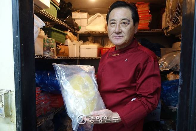 상해루의 보물창고인 대형 냉장고에서 곡금초 사부가 통샥스핀을 들어 보이고 있다.