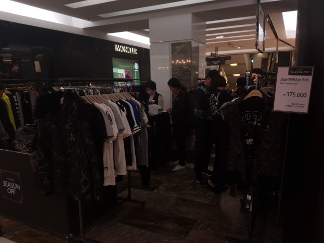 서울 시내 한 백화점 내 패션브랜드의 할인행사 모습