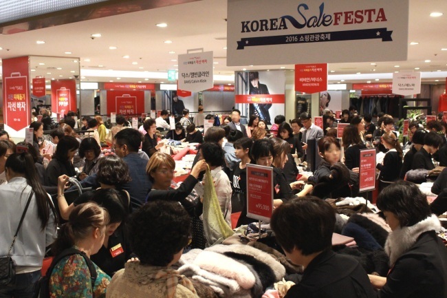 한 백화점 할인 행사장에서 고객들이 옷을 고르는 모습. 사진=이상섭 기자/babtong@heraldcorp.com