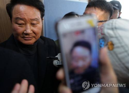 페이스북 생중계되는 부산 동구청장        (부산=연합뉴스) 김선호 기자 = 박삼석 부산 동구청장이 30일 부산 동구청 구청장실 소회의실에서 기자회견을 열어 일본영사관 앞 소녀상 건립을 사실상 허용한 뒤 폭력적인 소녀상 철거과정에 대한 사과를 요구하는 시민의 항의를 받고 있다. 이 모습은 페이스북 라이브를 통해 생중계됐다.       wink@yna.co.kr