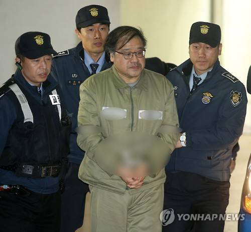 특검 사무실 들어서는 안종범 전 수석      (서울=연합뉴스) 최재구 기자 = 30일 안종범 전 청와대 정책조정수석이 조사를 받기위해 서울 강남구 특검사무실로 소환되고 있다.      jjaeck9@yna.co.kr