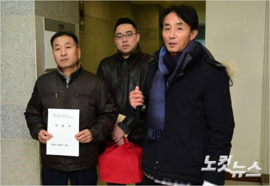 '정윤회 문건' 유출 주범으로 몰려 자살한 최경락 경위의 형인 최낙기 씨(왼쪽)가 재수사를 촉구하는 진정서를 접수하기 위해 30일 오전 서울 강남구 대치동 특검 사무실로 들어서고 있다. (사진=이한형 기자)