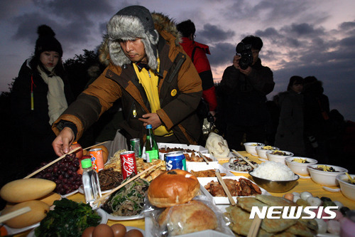 【진도=뉴시스】신대희 기자 = 정유년 새해 첫 날인 1일 오전 전남 진도군 동거차도 감시초소에서 세월호 희생자인 고 정동수 군 아버지 정성욱씨가 차례상을 차리고 있다. 2016.01.01.   sdhdream@newsis.com