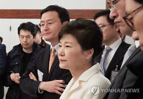 질문 듣는 박 대통령        (서울=연합뉴스) 박근혜 대통령이 새해 첫날인 1일 오후 청와대 상춘재에서 출입기자단과 신년인사회를 겸한 티타임을 갖고 참석자들의 질문을 듣고 있다. 박 대통령이 지난달 9일 국회의 탄핵소추안 가결로 직무가 정지된 뒤 청와대 참모진과 탄핵심판 대리인단 외에 외부인을 만나는 것은 23일 만이다. [ 청와대 제공 = 연합뉴스 ]     leesh@yna.co.kr