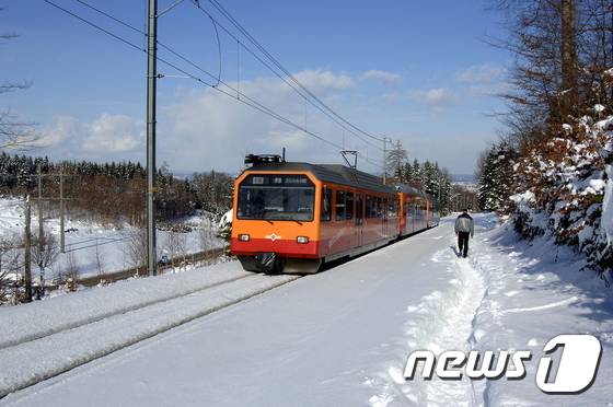 눈 밭을 지나가는 위틀리베르그반.(이미지제공=스위스관광청)© News1