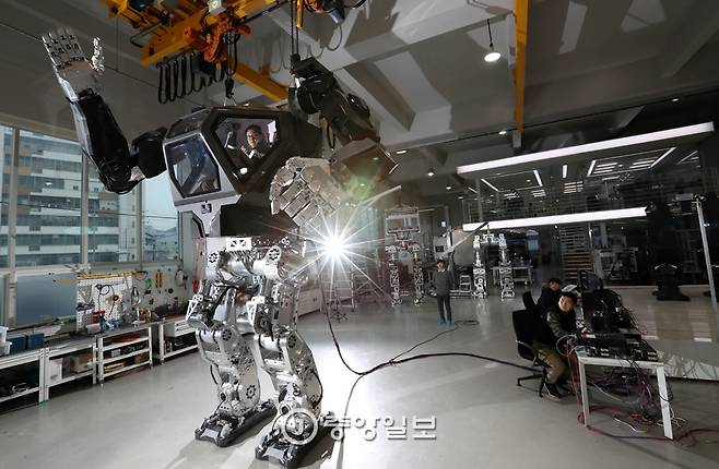 한국미래기술이 제작한 거대로봇 `메소드-2`가 12월 22일 소셜네트워크(SNS)을 통해 공개됐다. 4m 크기의 이 로봇은 평형을 유지하며 걷는 것이 특징이다.