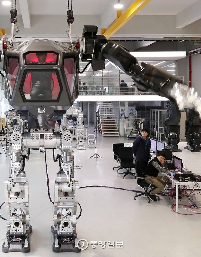 조종석에는 사람과 로봇을 연동해주는 장치가 있다. 이 장치로 조종사는 로봇의 팔과 손가락을 자유롭게 조작할 수 있다.