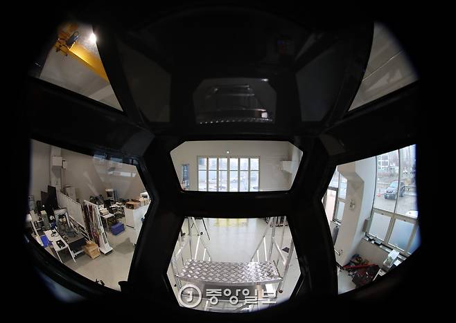 조종석 내부에서 바라본 외부 모습.