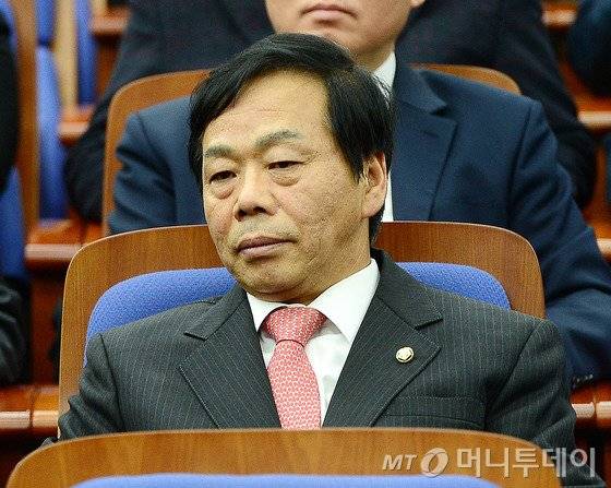 이완영 의원이 26일 오후 서울 여의도 국회에서 열린 새누리당 의원총회에 참석해 자리하고 있다. 2016.12.26/뉴스1 <저작권자 © 뉴스1코리아, 무단전재 및 재배포 금지>