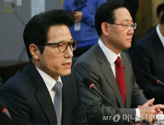 정병국 개혁보수신당 창당추진위원장이 30일 서울 여의도 국회 의원회관에서 열린 창당준비회의에서 모두발언을 하고 있다. 2016.12.30/뉴스1  <저작권자 © 뉴스1코리아, 무단전재 및 재배포 금지>