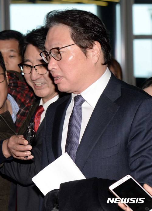 【서울=뉴시스】고범준 기자 = 최태원 SK그룹 회장이 2일 오전 서울 광진구 쉐라톤 그랜드 워커힐 호텔에서 열린 SK그룹 시무식에 참석하고 있다. 2017.01.01.   bjko@newsis.com