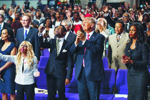 도널드 트럼프 미국 제45대 대통령 당선인이 대선이 한창 진행되던 지난해 9월 3일 미시건주 디트로이트 흑인 거주지역의 ‘그레이트폴 미니스트리즈’교회 예배에 참석해 두 손을 모은 채 기도하고 있다. AP뉴시스