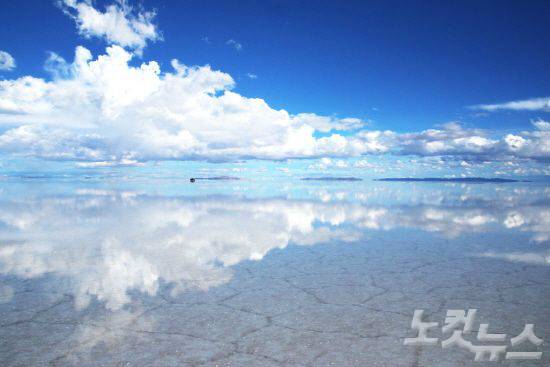 지구상에서 가장 큰 거울이라 불리는 우유니 소금사막에 그림 같은 풍경이 펼쳐진다.(사진=오지투어 제공)
