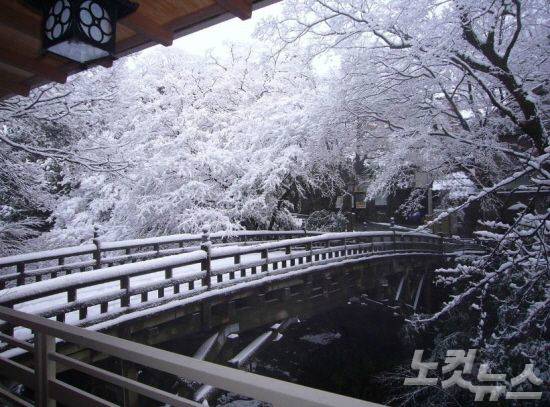가나자와 야마나카온천에서 새하얀 눈으로 덮인 설경을 바라보며 온천을 즐길 수 있다.(사진=재패니안 제공)