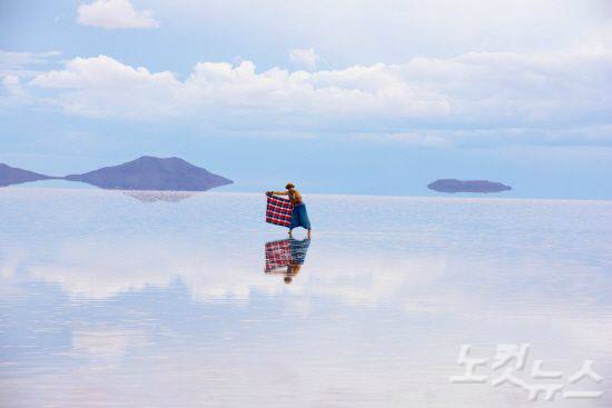 1월의 물찬 우유니 소금사막은 1년 중 가장 투명한 거울의 모습으로 아름다운 시기다.(사진=오지투어 제공)