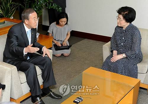 이희호 여사를 예방한 반기문 전 유엔 사무총장 [연합뉴스 자료사진]