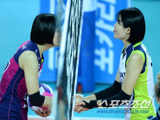 경기 전 밝은 표정으로 인사를 나누고 있는 이재영(왼쪽)과 이다영.