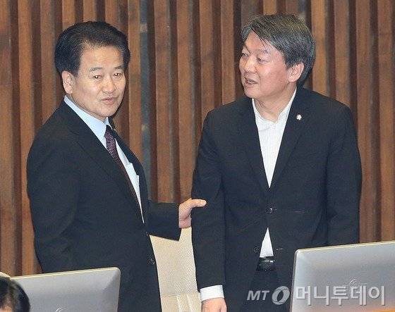 안철수 국민의당 전 대표와 정동영 의원이 29일 오후 서울 여의도 국회에서 열린 본회의에서 대화를 나누고 있다. 2016.12.29/뉴스1  <저작권자 © 뉴스1코리아, 무단전재 및 재배포 금지>