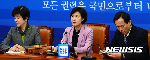 【서울=뉴시스】박주성 기자 = 더불어민주당 추미애 대표가 4일 오전 서울 여의도 국회 당대표실에서 열린 최고위원회의에서 모두발언을 하고 있다.    이날 추미애 대표는 박근혜 대통령에 대해 "기자간담회를 빙자한 교묘한 여론전과 거짓말로는 탄핵 시계를 늦출 수 없다"고 비난했다. 2017.01.04.   park7691@newsis.com