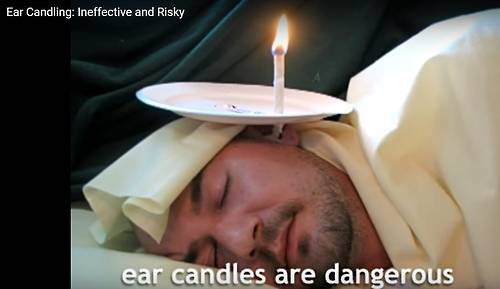 이어캔들링이 효과가 없으며 위험하다고 경고하는 2010년 미국 식품의약청(FDA) 영상자료 캡처 [FDA 홈페이지 공개 영상=연합뉴스]