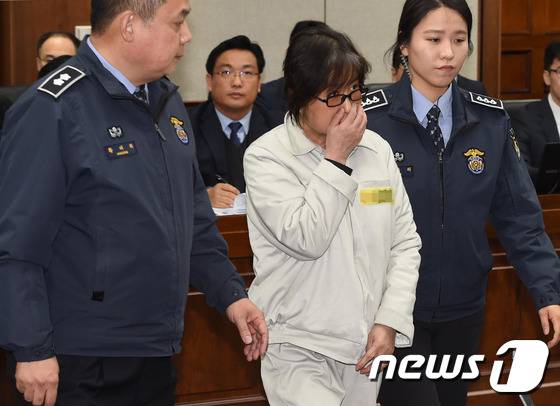 '국정농단' 사건의 핵심인물인 최순실씨가 5일 오후 서초구 서울중앙지방법원 대법정에서 열린 제1회 공판에 출석하고 있다. 2016.1.5/뉴스1 © News1 (사진공동취재단)