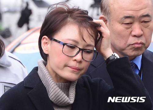 【서울=뉴시스】전신 기자 = 윤전추 청와대 행정관이 5일 서울 종로구 헌법재판소에서 열린 박근혜 대통령 탄핵심판 사건의 2차 변론에서 증인 출석하고 있다. 2017.01.05   photo1006@newsis.com