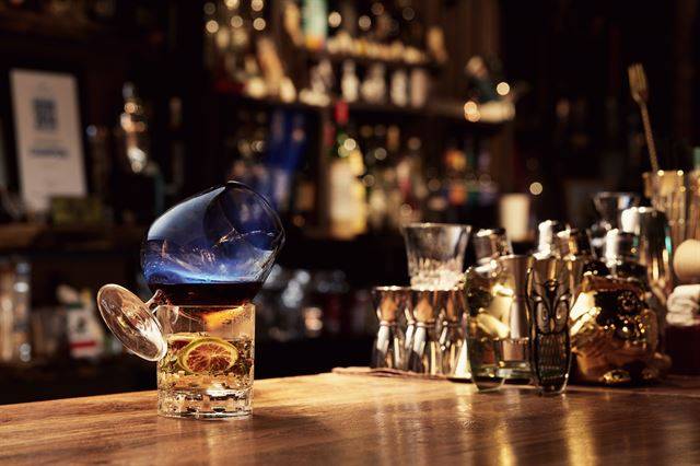 알코올은 기름인 동시에 물이며, 그 자체로는 별 맛이 없지만 강력하게 다른 재료의 향을 쥐고 있다. 음식에 들어간 술은 자체로 풍부한 향을 내는 향신료가 되며, 술을 덥혀 마시면 그 안에 갇혀 있던 향이 한층 더 감미롭게 퍼져 나온다.