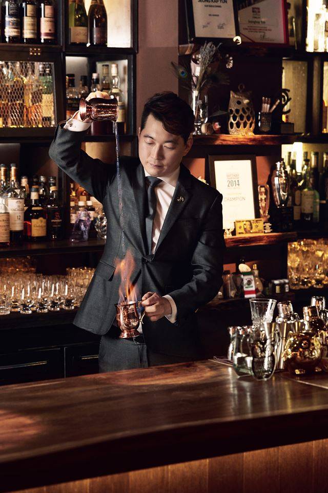 푸른 불줄기의 궤적이 바텐더의 손끝에서 그려지는 ‘블루 블레이저’를 바 원티드의 권경욱 오너 바텐더가 시연하고 있다.