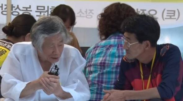 2014년 8월 문종택씨가 백기완 통일문제연구소장과 세월호 특별법에 대한 의견을 나누고 있다. 416TV 방송화면 캡처