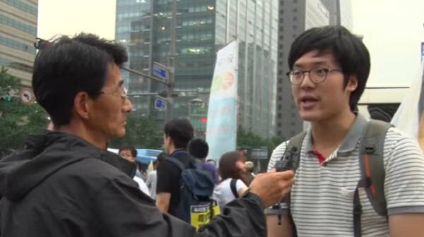 세월호 특별법 제정을 위한 단식 행사가 이어지던 2014년 문종택씨가 한 시민을 인터뷰하고 있다. 416TV 방송화면 캡처