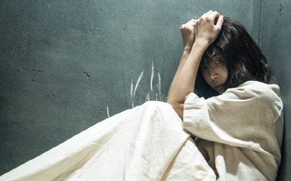 정신병원 강제입원 문제를 다룬 영화 <날보러와요>의 한 장면. 영화 속 주인공은 이유도 모른 채 정신병원에 감금돼 강제 약물 투여와 무자비한 폭력에 시달린다.