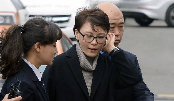 윤전추 청와대 행정관이 5일 오후 서울 종로구 헌법재판소 대심판정에서 열린 박근혜 대통령 탄핵심판 2회 변론기일에 증인으로 출석하고 있다./ 사진=뉴스1