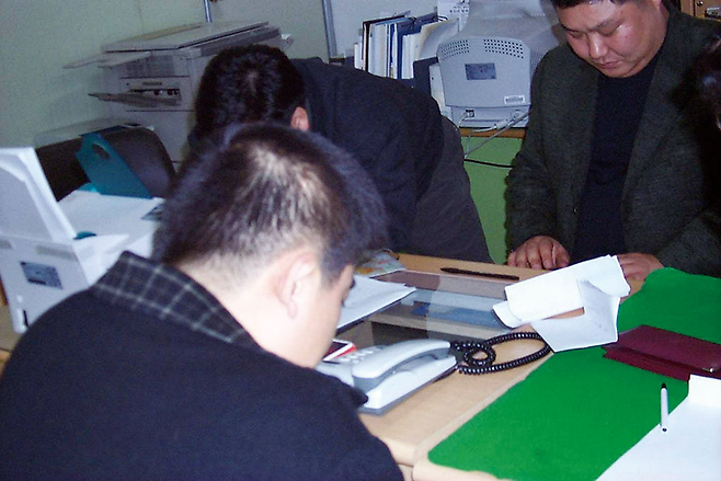 전남 장성군 동화면에서 전당포 주인 등 2명을 살해 암매장한 뒤 1억여원의 현금을 빼앗은 혐의를 받고 있는 용의자 김아무개씨가 2003년 2월14일 경찰에 붙잡혀 조사를 받고 있다. © 연합뉴스