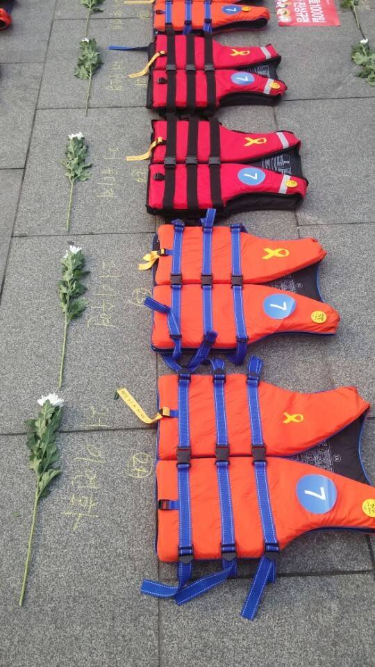 ‘세월호 참사 1000일’을 이틀 앞둔 7일 오후, 서울 광화문광장에 놓인 304개의 구명조끼 앞에는 희생자들을 추모하는 흰 국화가 한 송이씩 놓여 있다. 고한솔 기자
