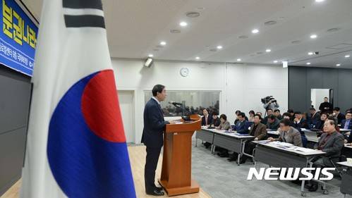 【서울=뉴시스】홍효식 기자 = 박원순 서울시장이 7일 오후 서울 종로구 서울글로벌센터에서 열린 박 시장의 대권행보를 지지하는 지방자치단체장·지방의원 모임 '분권나라 2017' 창립식에 참석해 특강을 하고 있다. 2017.01.07.   yesphoto@newsis.com